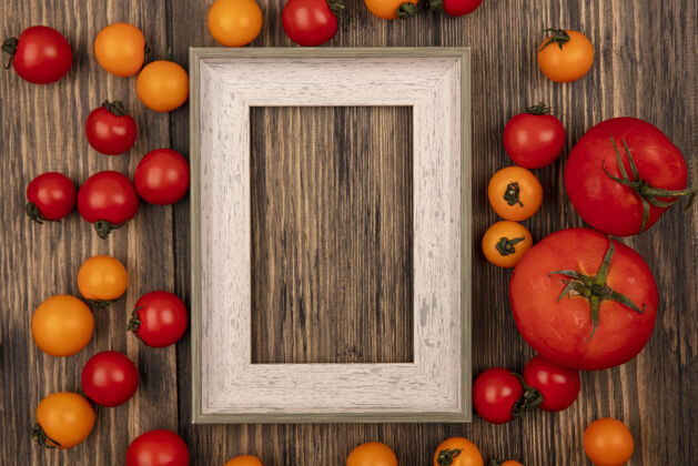 食品顶视图新鲜的红色和橙色樱桃番茄隔离在一个木制的墙壁与复制空间有机新鲜木材