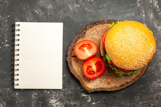 馒头顶视图肉汉堡与蔬菜在黑暗的表面面包快餐三明治食品水果饮食