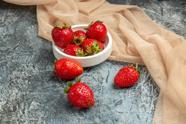 视野正面是新鲜的红色草莓 表面是暗红色的水果浆果正面可食用水果食品