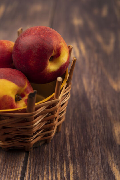 饮食木桶上的健康和新鲜桃子顶视图桶农业桃