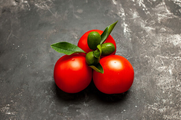 水果前视图新鲜的红色西红柿在黑暗的表面成熟的红色蔬菜素食蔬菜新鲜的红色西红柿