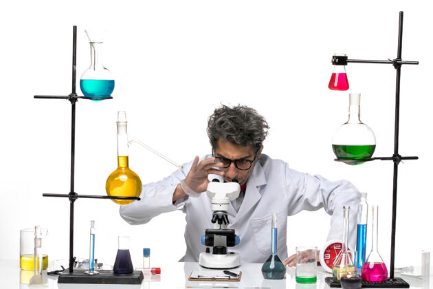 实验室穿着白色医疗服的男性科学家使用显微镜的前视图化学医生科学