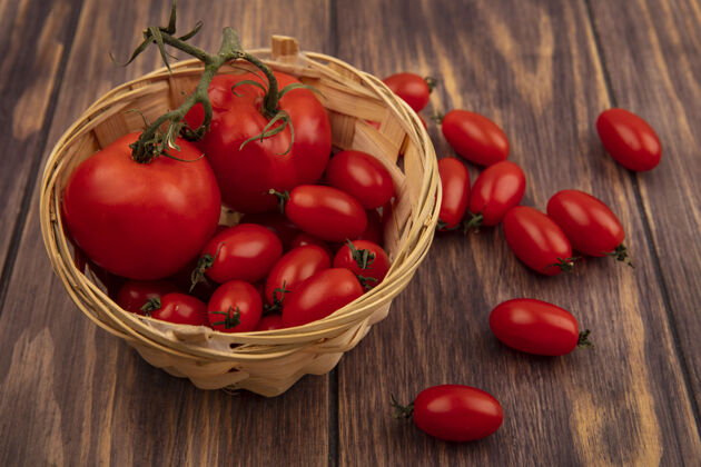 农业木制墙上桶上红色新鲜西红柿的俯视图食品新鲜有机