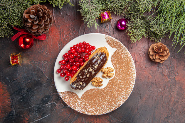 食物俯瞰美味的巧克力和红色浆果在黑暗的桌子上蛋糕派甜点甜餐厅美味浆果