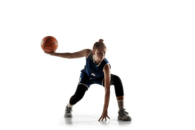 篮球年轻的白种人女篮队员在比赛中 在白色背景上孤立地奔跑着力量动作强壮