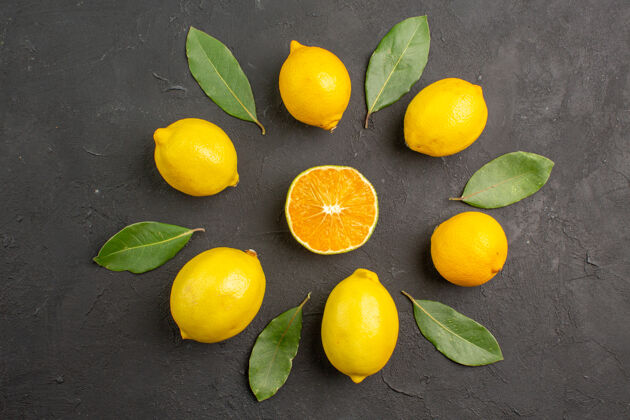 健康顶视图新鲜的酸柠檬衬在深色的桌子上柑橘 柠檬 水果黄顶部柑橘多汁