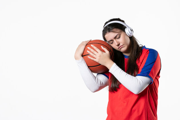 微笑正面图：穿着运动服的年轻女子打篮球人青少年年轻人