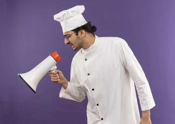 烹饪站在剖面图上 身穿厨师制服 戴着眼镜的年轻男厨师在紫色电视台的扩音器上讲话视图扩音器厨师