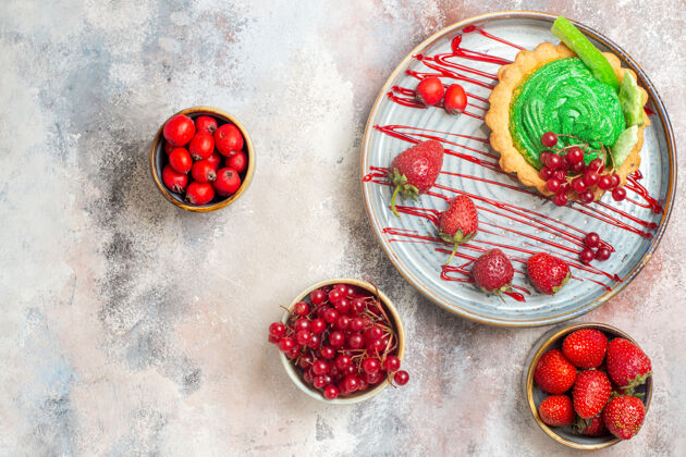 蛋糕俯瞰美味的奶油蛋糕和新鲜水果放在一张浅色的桌子上饼干甜点蛋糕甜健康食品成熟