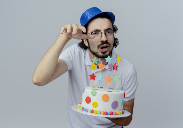 戴着戴着眼镜 戴着蓝帽子 手里拿着蛋糕 孤零零地站在白纸上的帅哥眼镜帅气帽子