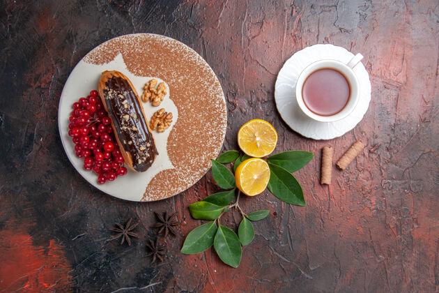 茶俯瞰美味的巧克力和一杯茶在黑暗的桌子上馅饼甜点蛋糕甜盘子杯子碗