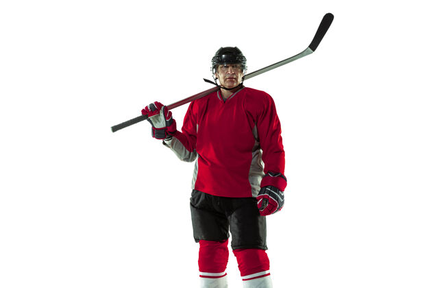 健康冰球场上有棍子和白色背景的男性冰球运动员冰动作运动服