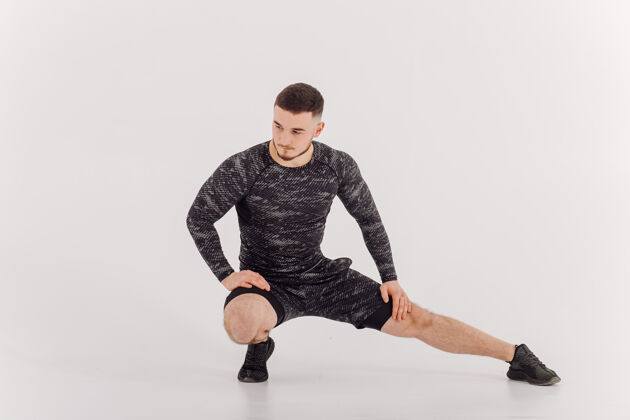 运动运动的年轻人在家锻炼 男人在训练 在举重前热身模型肌肉肌肉