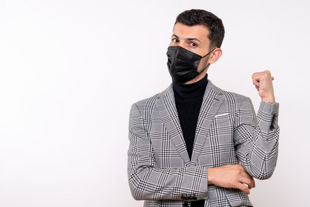企业家正面图：一个戴着黑色面具的年轻人站在白色的隔离背景上 指着后面西装黑主管