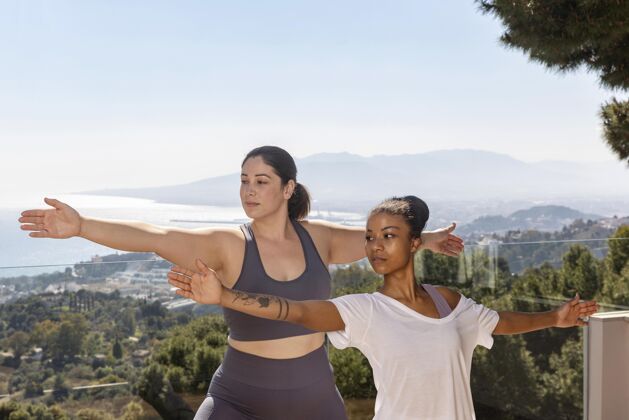 活跃和老师练瑜伽的女人中枪练习运动运动