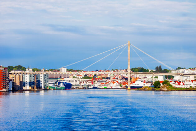 码头斯塔万格市大桥或斯塔万格比布鲁是一个斜拉桥斯塔万格市 在挪威港口建筑悬挂