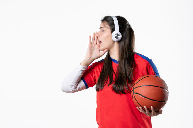 肖像正面图：穿着运动服的年轻女子打篮球白人模特漂亮