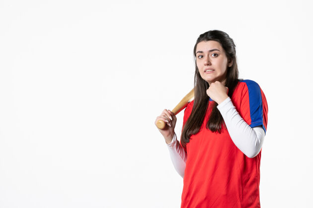 女人前视图：带球棒和球的女棒球运动员支持制服快乐