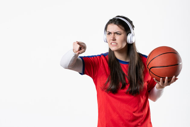 人正面图愤怒的年轻女子穿着运动服打篮球青少年球员白人