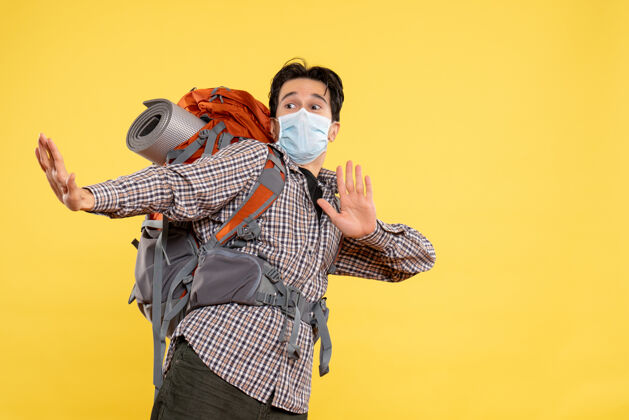 流行病正面图年轻男子戴着黄色面罩准备远足旅游准备人