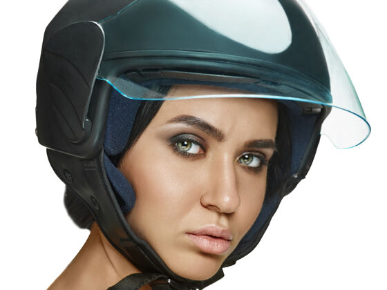 头盔白色背景上戴摩托车头盔的美女肖像美丽和皮肤保护概念设备运动驾驶