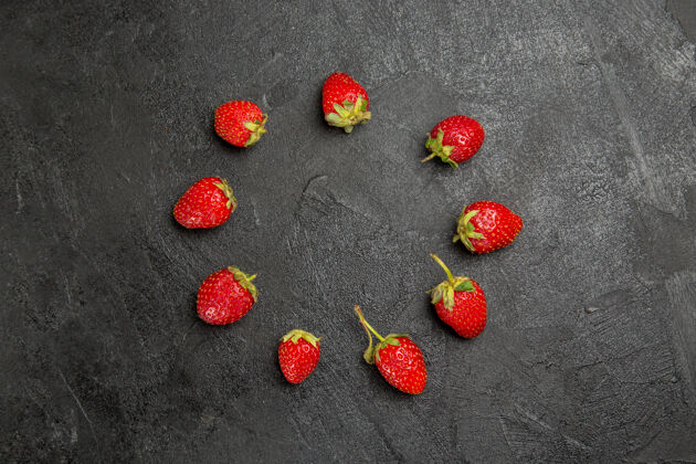 深色顶视图新鲜的红色草莓衬在深色的餐桌上 颜色是成熟的水果浆果背景草莓图钉