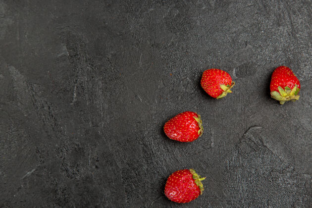 新鲜的红色草莓顶视图新鲜的红色草莓衬在深色的桌子上 颜色是成熟的水果浆果健康浆果颜色