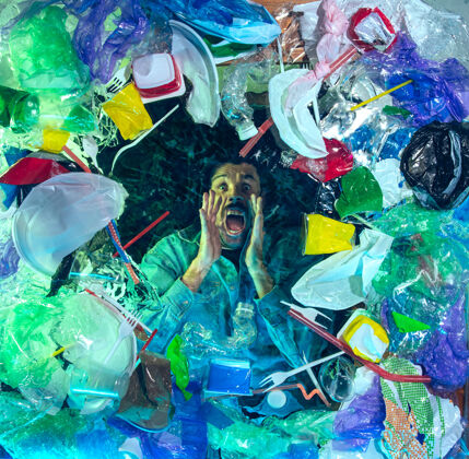 堆在塑料堆下溺水的人 垃圾用过的瓶子和包装装满了世界海洋 杀人倾倒意识溺水
