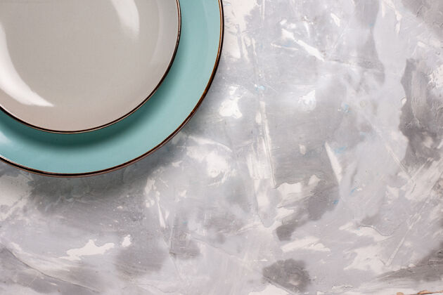 马桶白色表面上由玻璃制成的空盘子的俯视图浴缸生的盘子