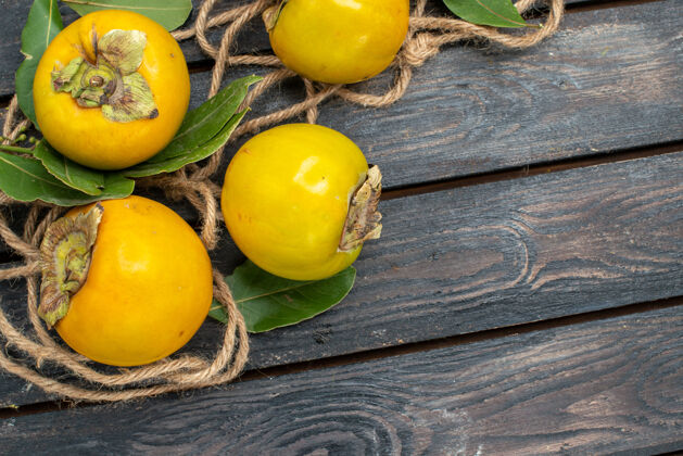 味道顶视图木地板上新鲜甜甜的柿子成熟水果的味道健康水果柑橘