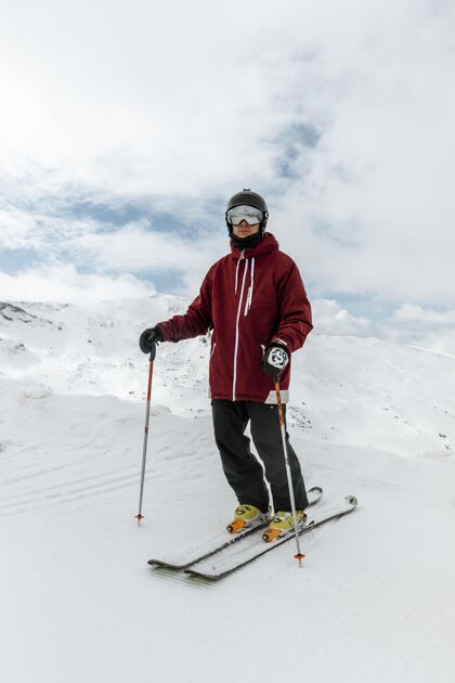 冬季穿滑雪板的射击手季节运动自然