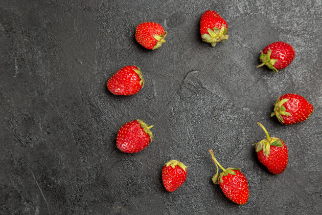 顶部顶视图：新鲜的红色草莓放在深色的桌上 颜色是成熟的水果浆果颜色草莓深色