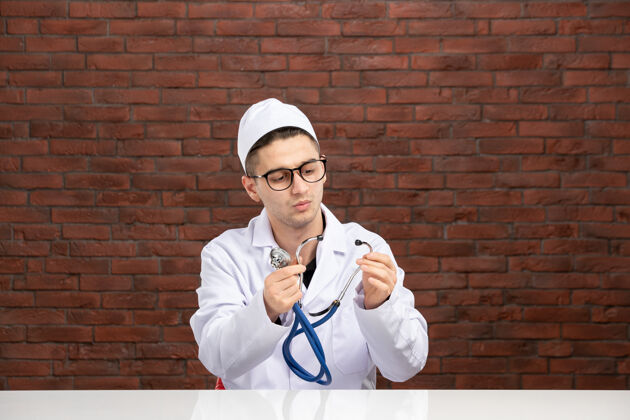外套前视图穿着白色医疗服的男医生 带听诊器医学听诊器疾病
