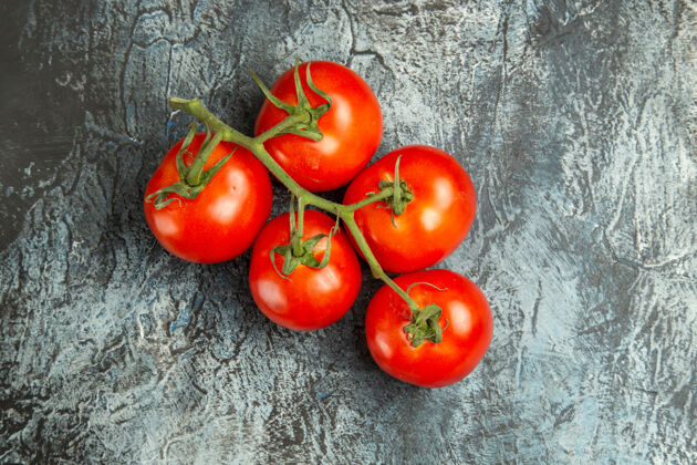 顶部顶视图新鲜的红色西红柿放在深色浅色桌上深色沙拉健康素食生的新鲜的红色西红柿