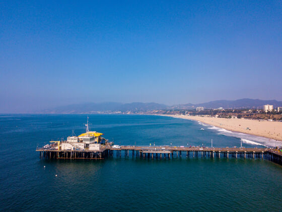 海洋鸟瞰圣莫尼卡游乐园与过山车在洛杉矶 加利福尼亚州美国景观滚轴