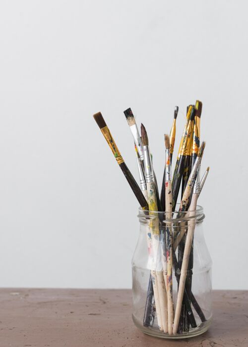 绘画桌上的艺术家道具收藏罐子画笔艺术家