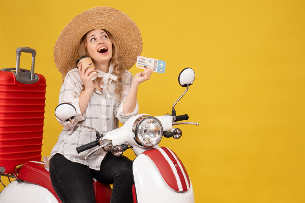 人戴着帽子 坐在摩托车上 手里拿着咖啡和黄色的车票的梦幻女郎咖啡三维车辆