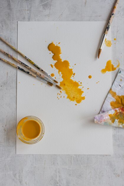 调色板桌上的艺术家道具收藏油漆画笔特写