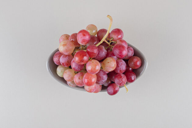 葡萄大理石上有葡萄簇的小碗健康碗美味
