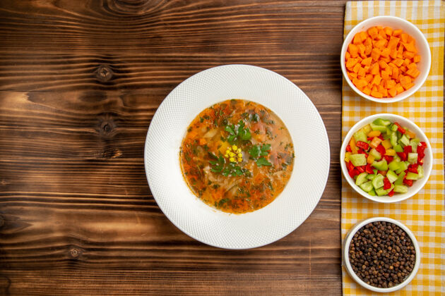 胡椒俯瞰蔬菜汤与肉和蔬菜上桌蔬菜餐食品汤景观食物美食