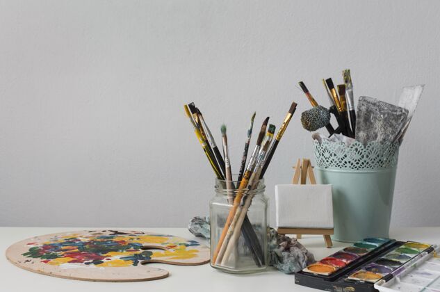 画笔桌上的艺术家道具收藏艺术家艺术绘画