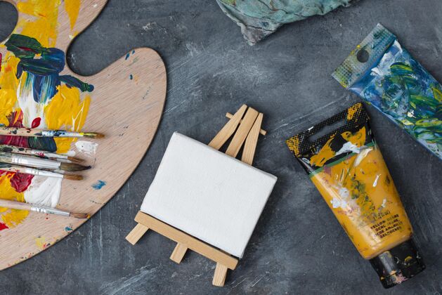 绘画桌上的艺术家道具收藏调色板画笔顶视图