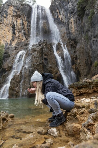 自然河边喝水的女人旅游探索旅游