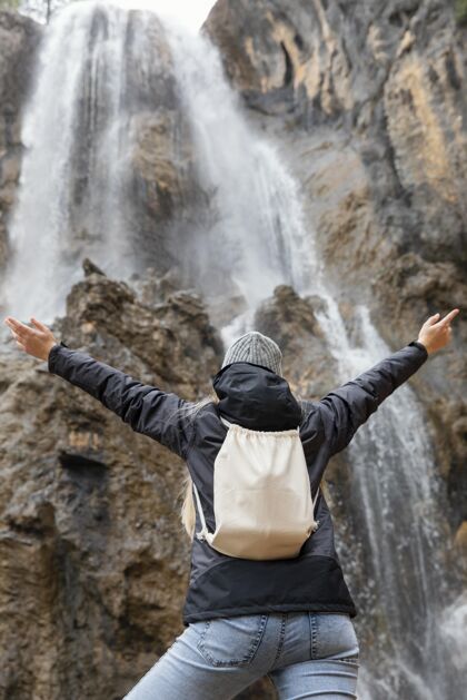 年轻人瀑布里的自然美景冒险瀑布女性