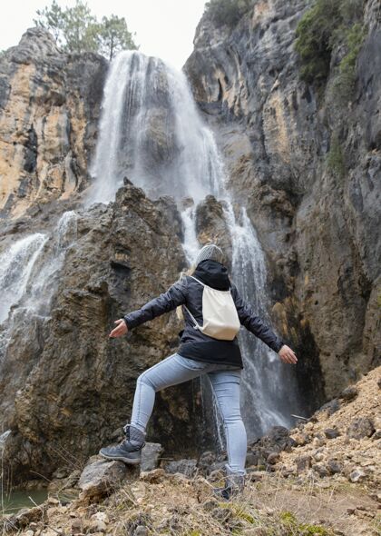 冒险瀑布里的女人瀑布自然背包