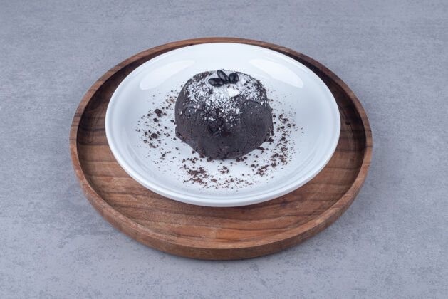 蛋糕巧克力蛋糕放在大理石上的木盘上托盘美味巧克力