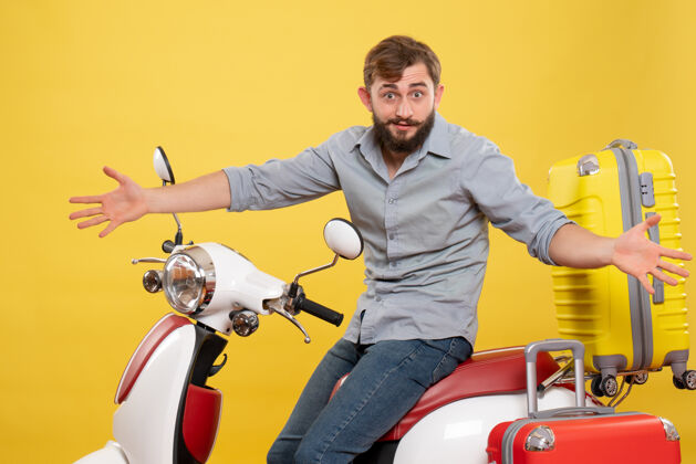 年轻人旅游概念与年轻的情感好奇胡须男子坐在摩托车上它的黄色旅行人情绪