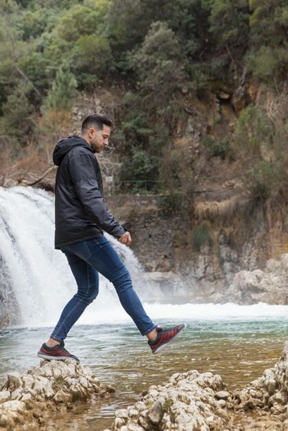 瀑布享受大自然时光的人男性自然探索