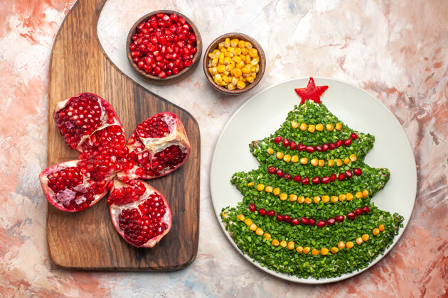 草莓顶视图美味的绿色沙拉在新年树形状与调味品在轻背景水果树浆果