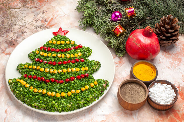 圣诞节顶视图美味的蔬菜沙拉在新年树形状的光背景食物健康水果